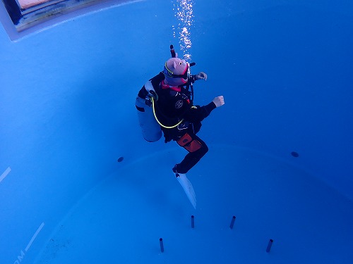 プールでスクーバダイビングの練習
