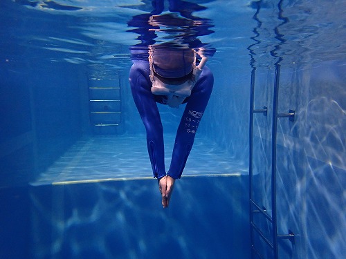 ジャックナイフ前の浮き身姿勢